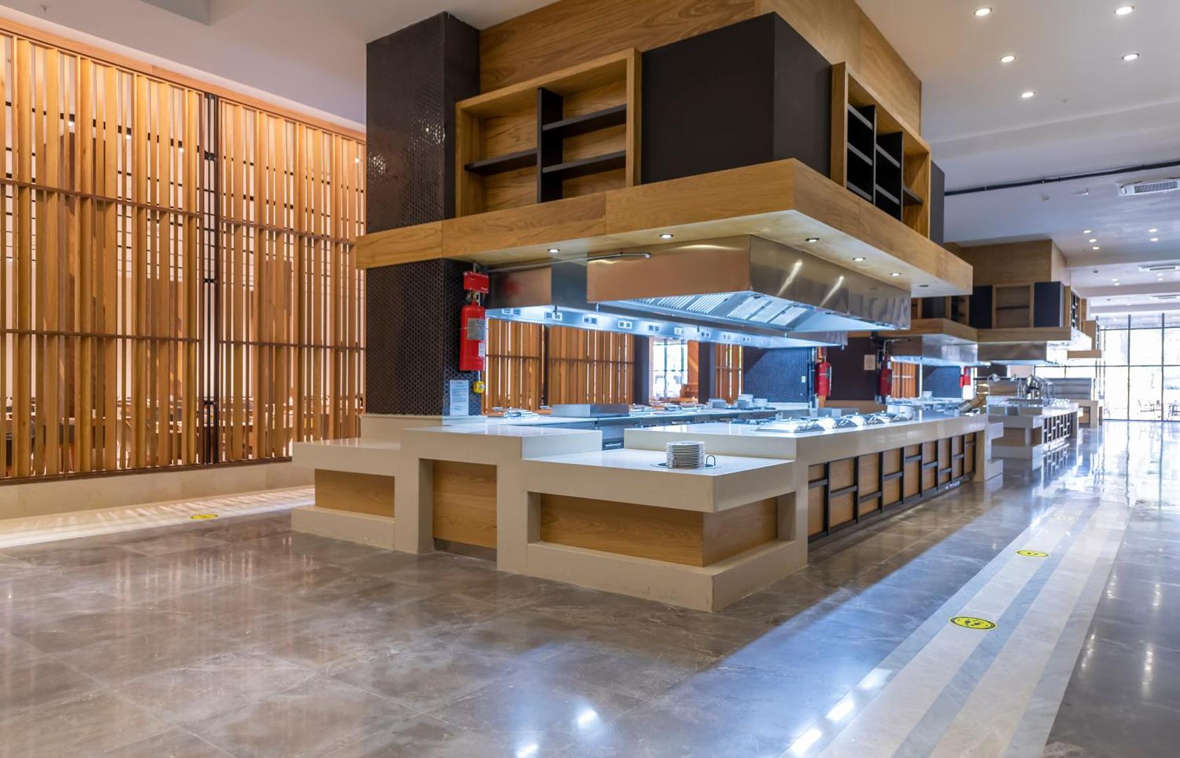Sorgun Akadia Hotel Luxury atvērtā tipa bufetes zona ar modernām virtuves iekārtām un koka apdares elementiem restorānā
