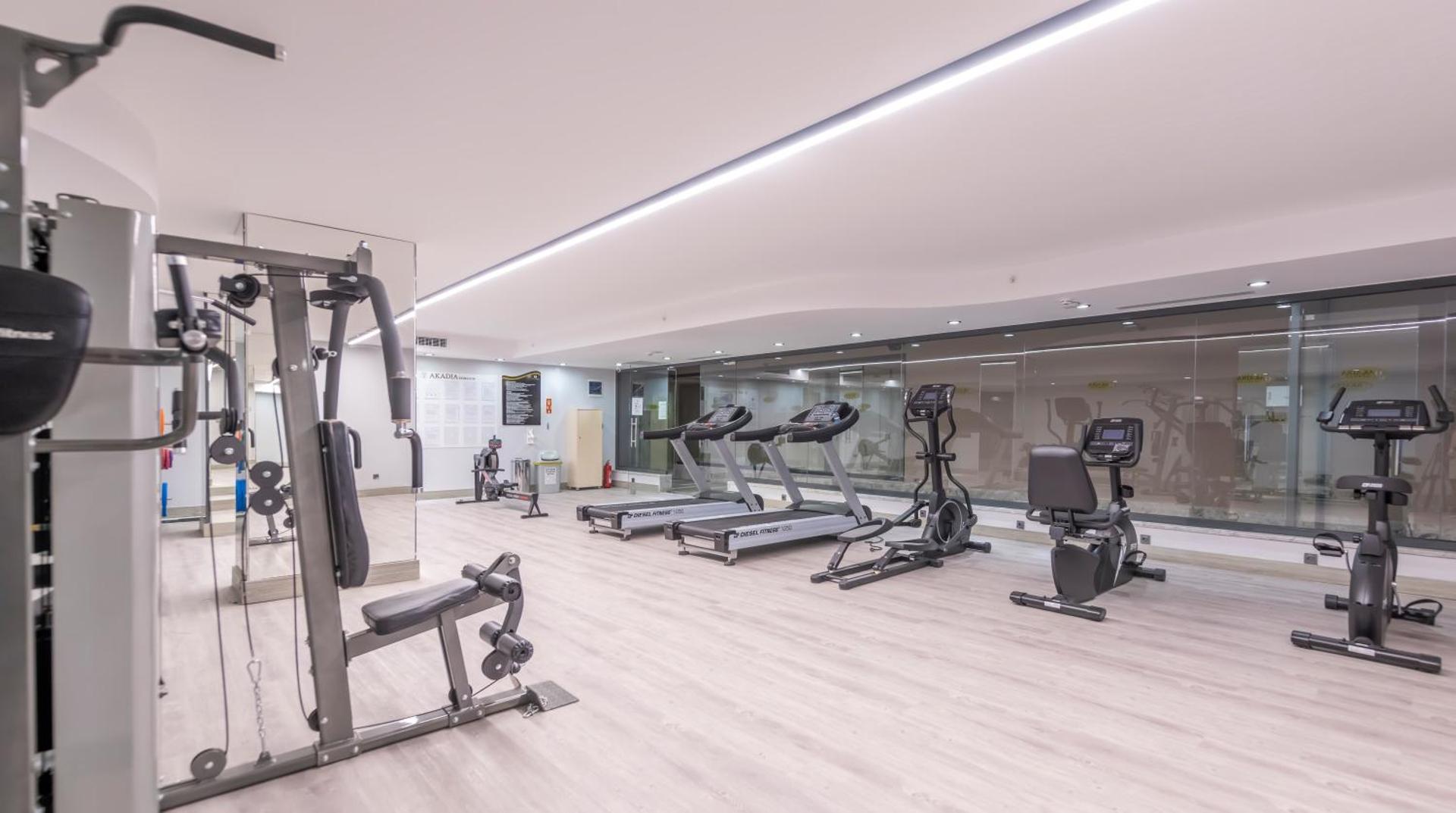 Sorgun Akadia Hotel Luxury fitness centrs ar moderniem skrejceliņiem un spēka trenažieriem — gaiša un plaša telpa treniņiem