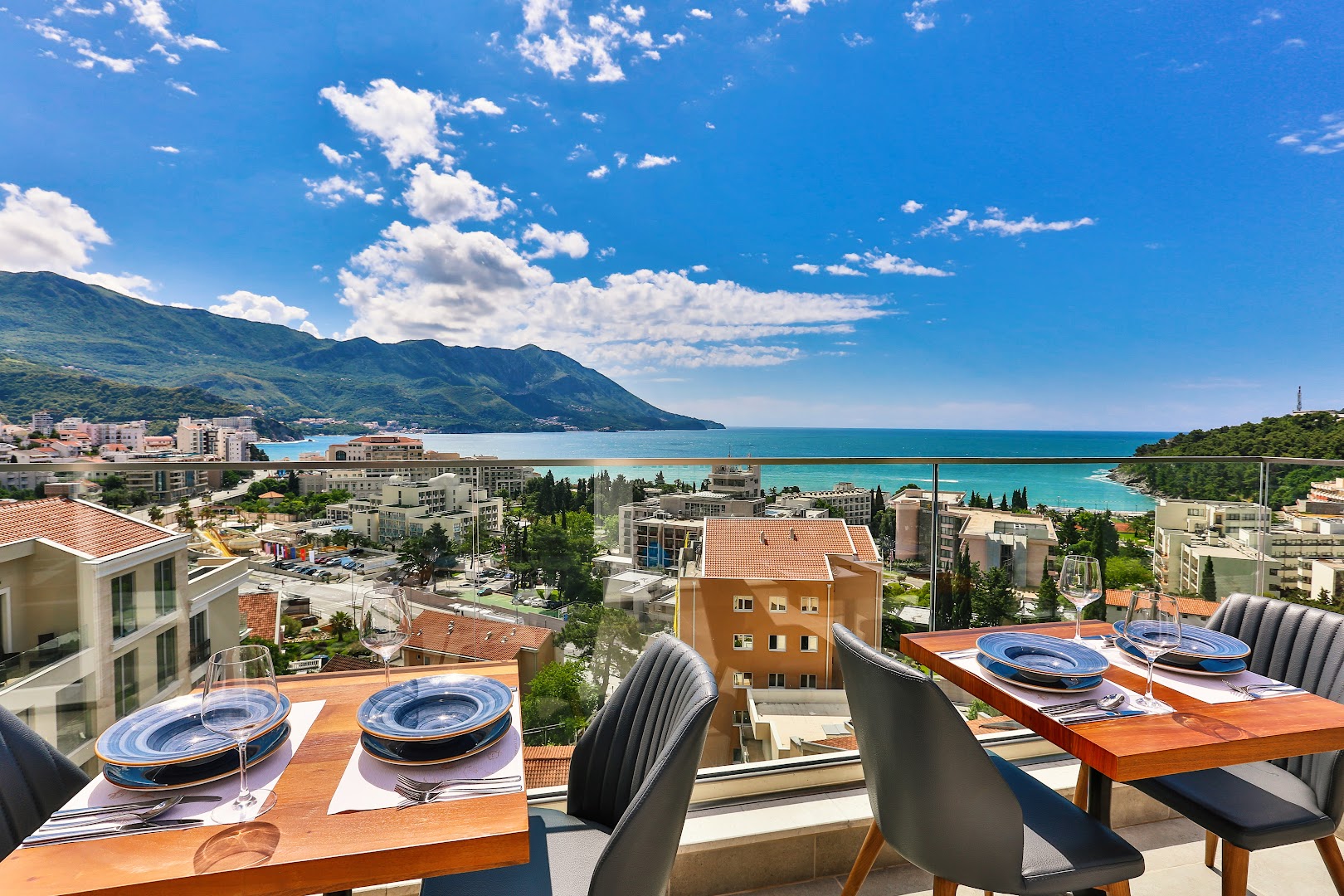 Hotel Lusso Mare restorāna āra terase ar klātiem galdiem un iespaidīgu skatu uz Adrijas jūru un kalniem