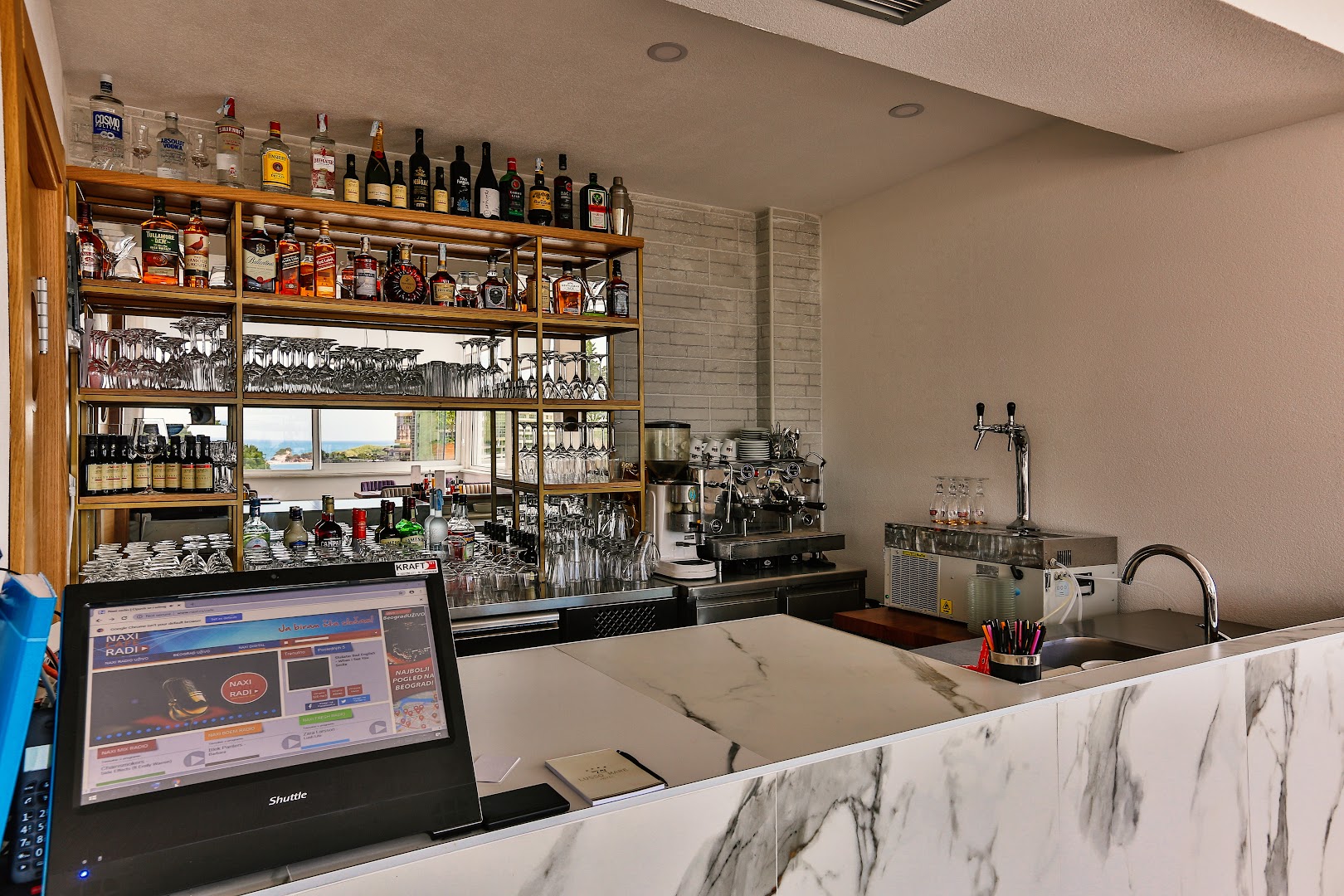Hotel Lusso Mare bāra lete ar plašu dzērienu izvēli, kafijas aparātu un skatu uz Adrijas jūru pa logu