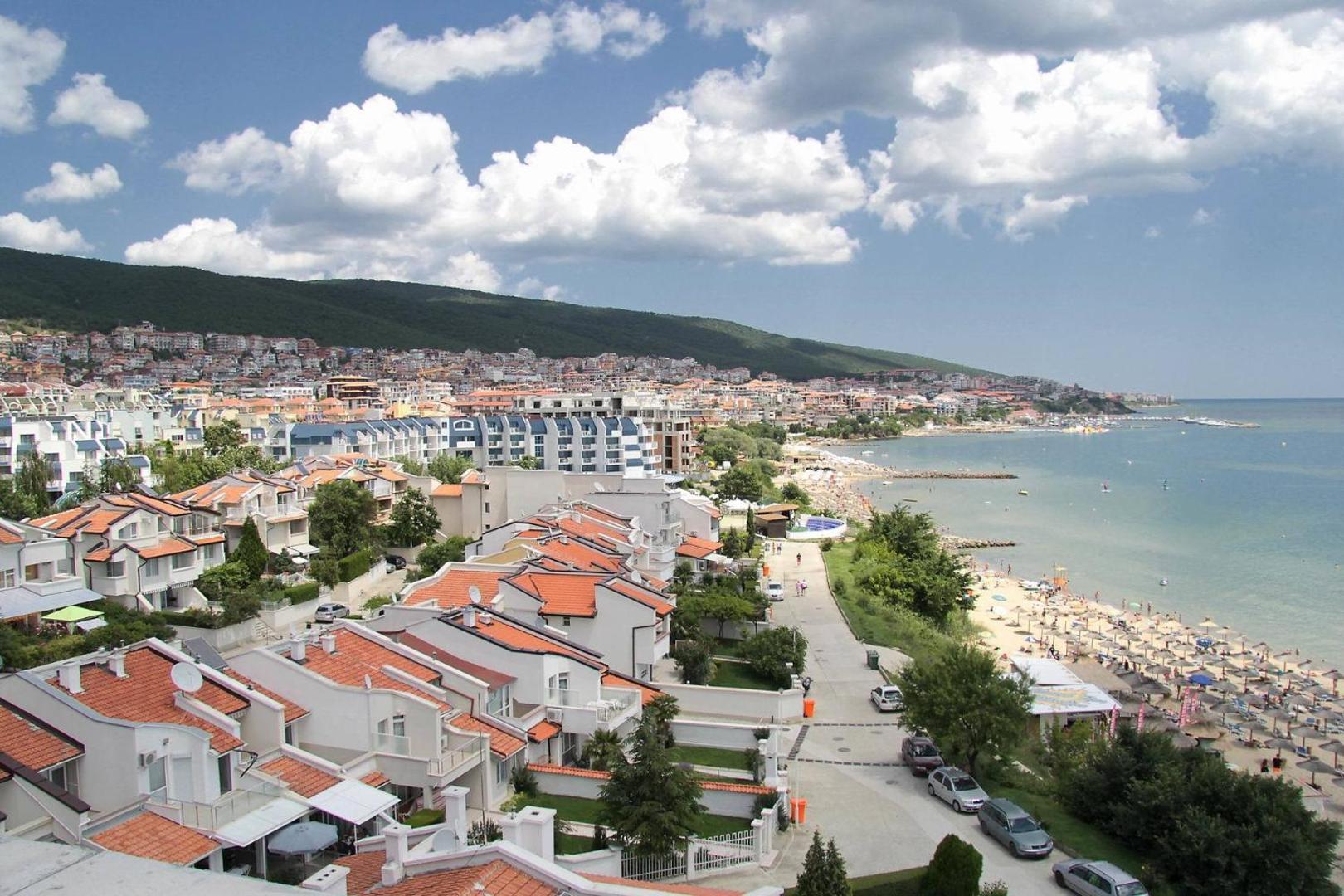 Panorāmas skats uz Sveti Vlasas piekrasti un Moonlight Hotel apkārtni — pludmale, kalni un pilsētas apbūve Bulgārijā