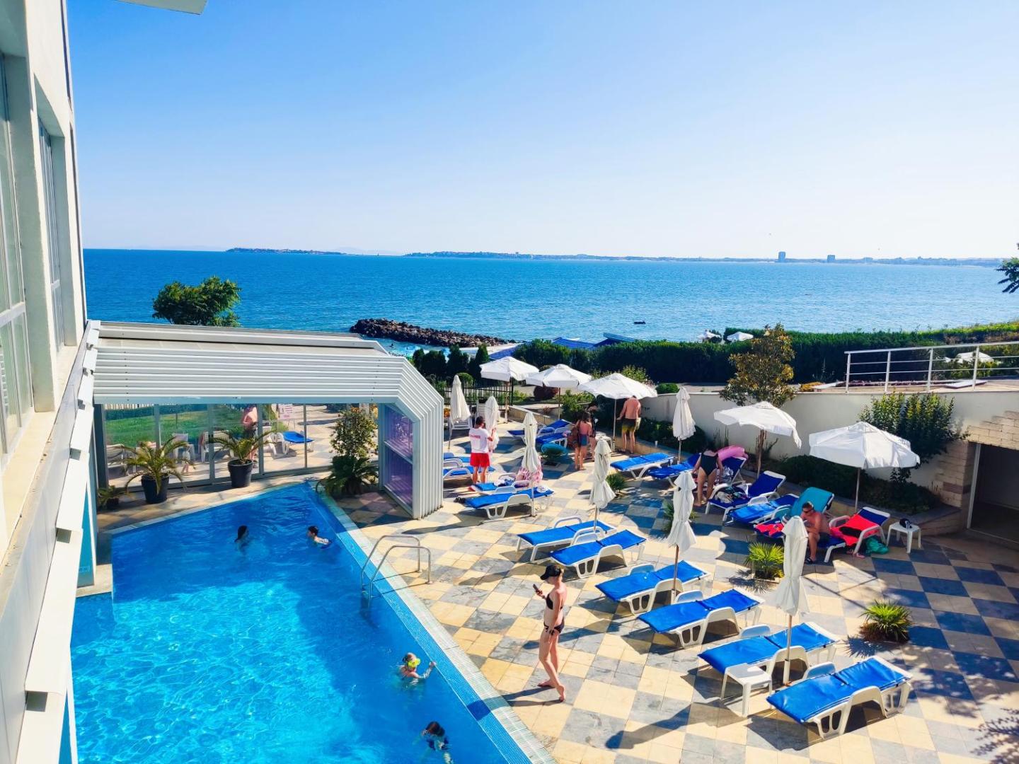 Moonlight Hotel āra baseina zona ar bērnu nodalījumu un skatu uz Melno jūru Sveti Vlas kūrortā