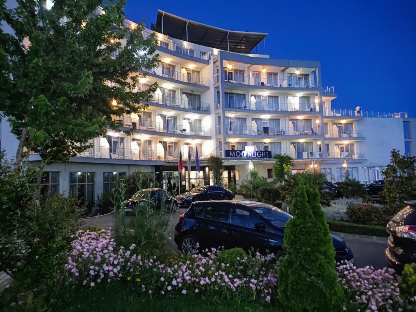 Moonlight Hotel viesnīcas ēka vakarā ar izgaismotiem numuru balkoniem un labiekārtotu teritoriju Sveti Vlasas kūrortā