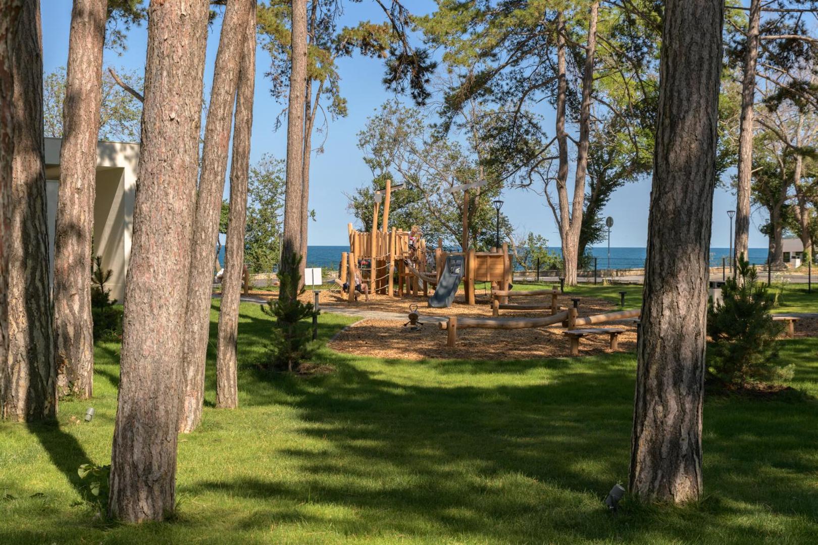 Aquahouse Hotel & SPA bērnu rotaļu laukums priežu mežā ar skatu uz jūru Bulgārijas piekrastē
