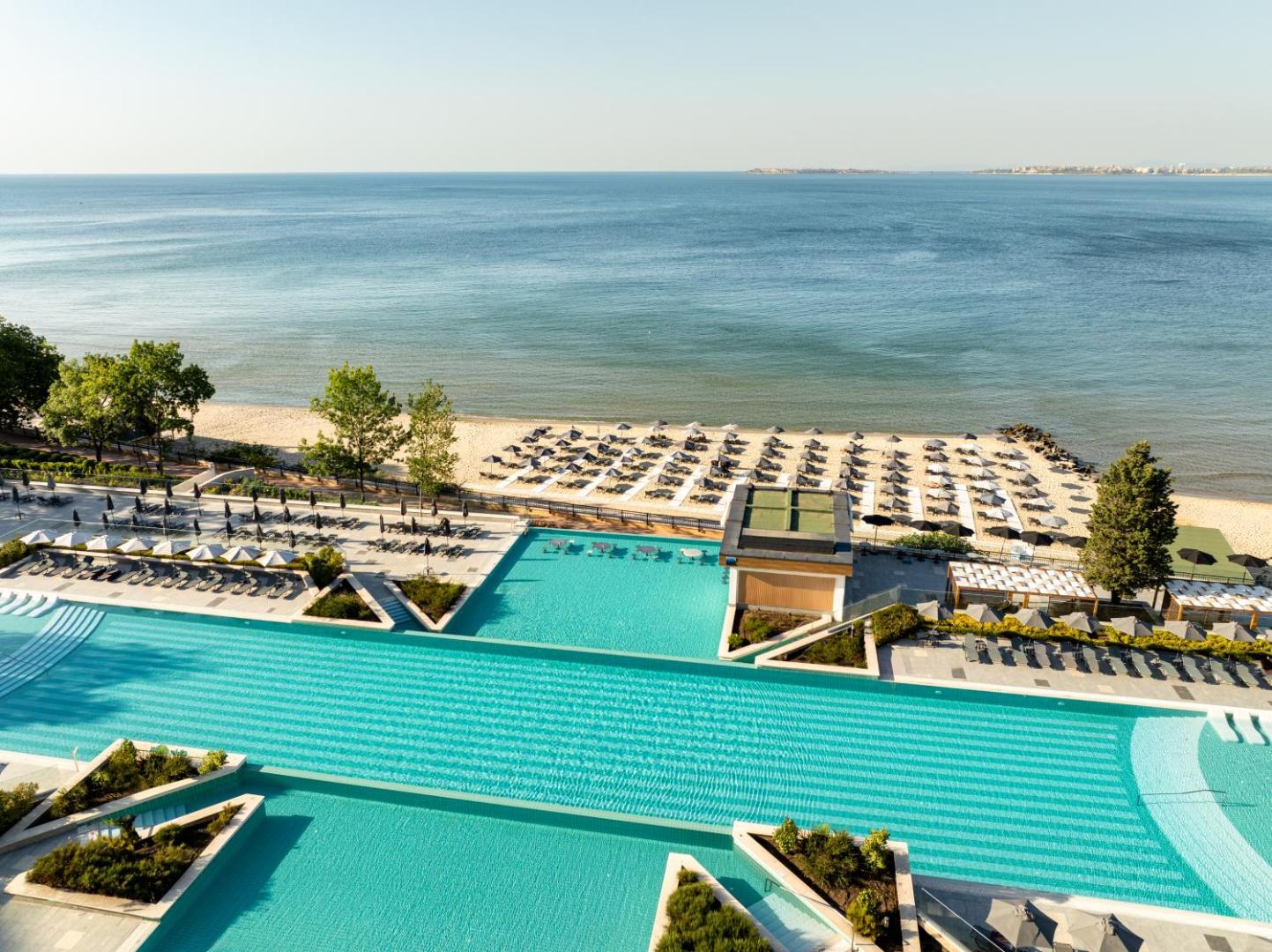 Aerofoto skats uz Secrets Sunny Beach Resort and Spa plašajiem baseiniem un privāto pludmali Saulainajā krastā, Bulgārijā