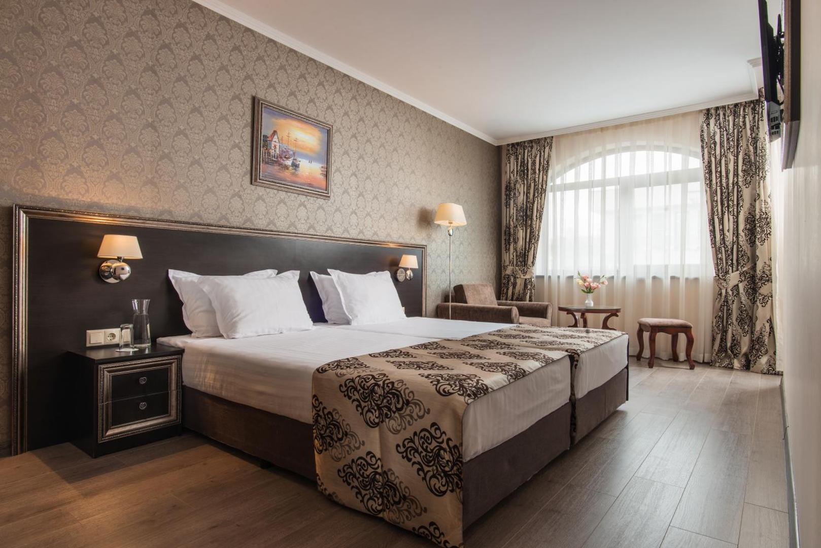 Gaišs Diamant Residence Hotel & Spa viesnīcas numurs ar divguļamo gultu, klasisku interjeru un lielu logu