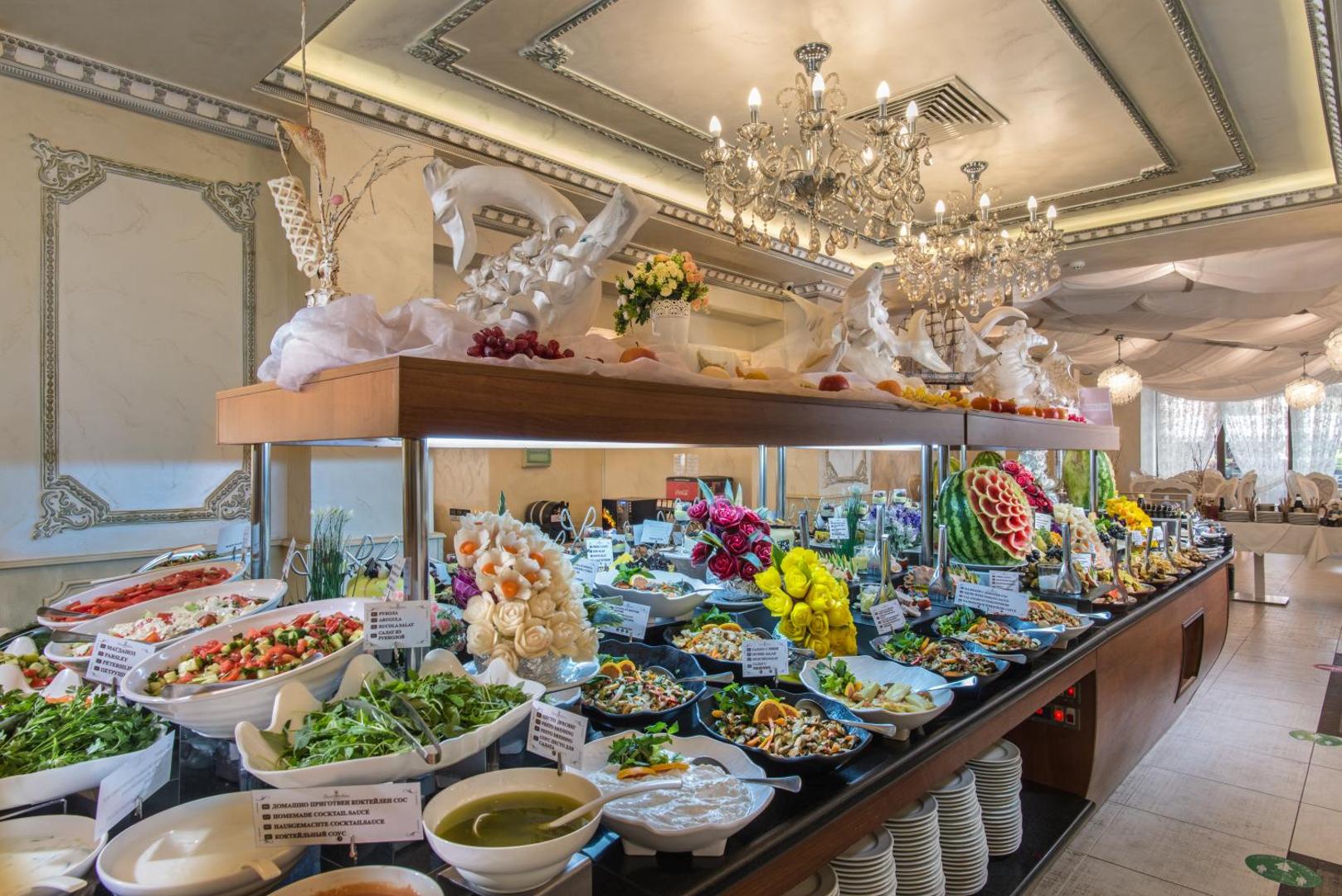 Diamant Residence Hotel & Spa bagātīga bufetes izvēle ar svaigiem salātiem un uzkodām viesnīcas restorānā Saulainajā krastā, Bulgārijā