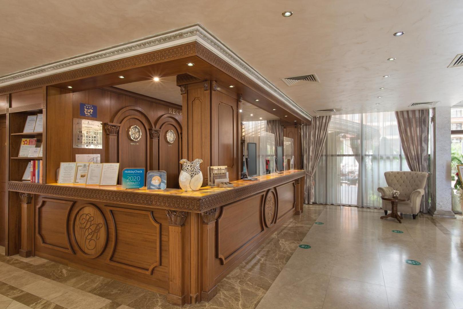 Diamant Residence Hotel & Spa klasiska koka apdares recepcija un viesu uzņemšanas zona ar apbalvojumiem Saulainajā krastā