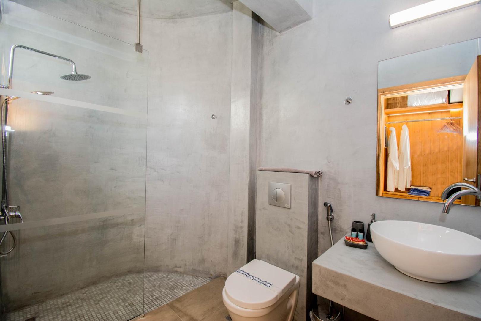 Moderna Bali Diamond Adults Only numura vannas istaba ar betona apdari, dušas zonu, baltu izlietni un spoguli