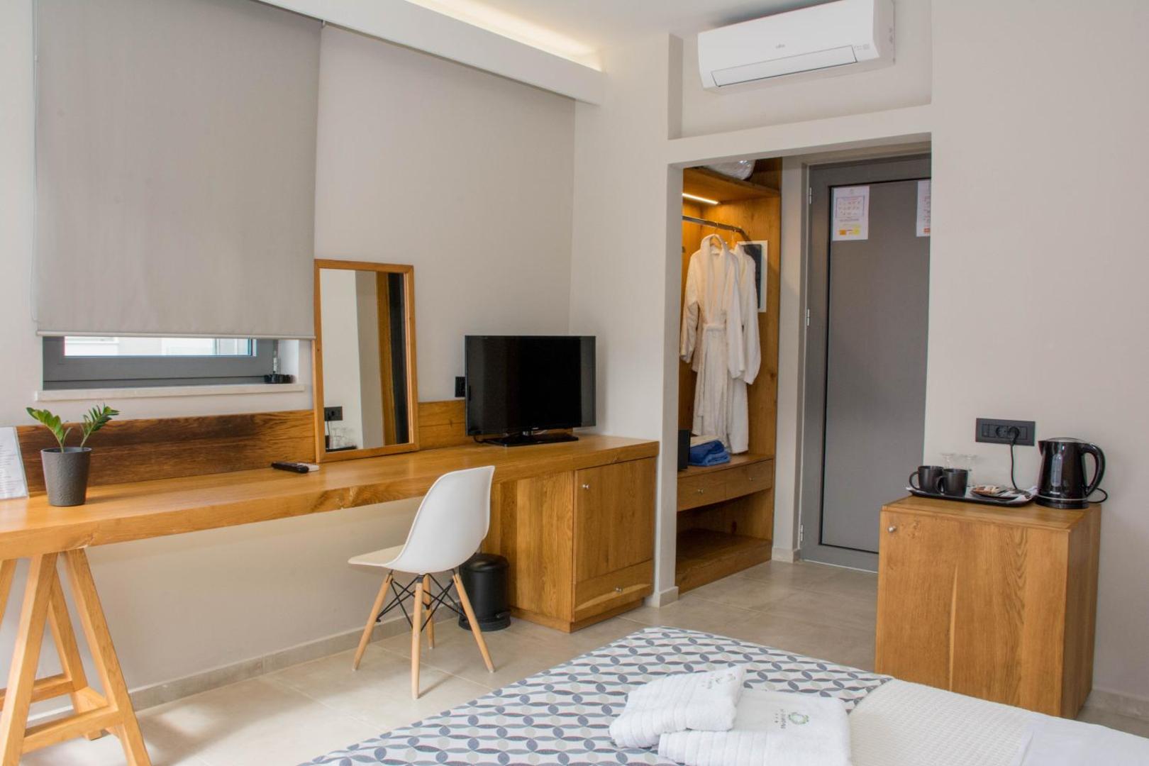 Bali Diamond Adults Only numura darba zona ar koka galdu, spoguli, televizoru un tējas pagatavošanas piederumiem