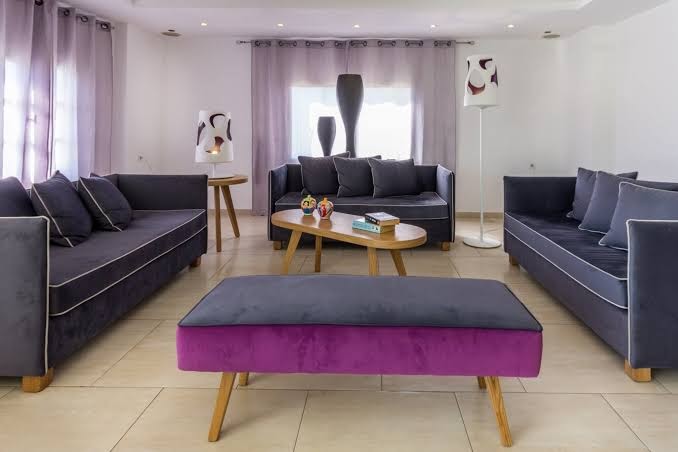 Viesnīcas Vasia Hotel & Spa lobby bāra zona ar tumši ziliem samta dīvāniem un moderniem dizaina elementiem