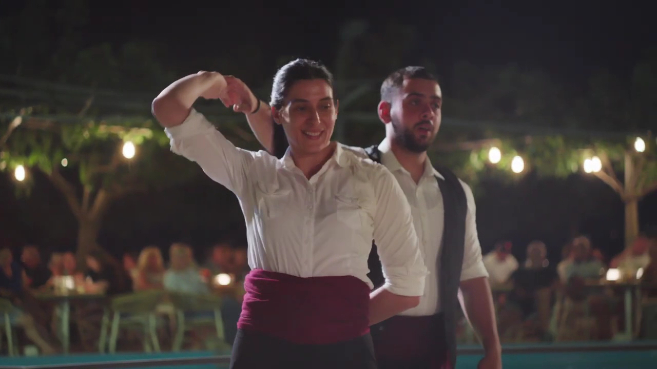 Tradicionālo grieķu deju priekšnesums Corissia Beach Hotel vakara izklaides programmā pie baseina