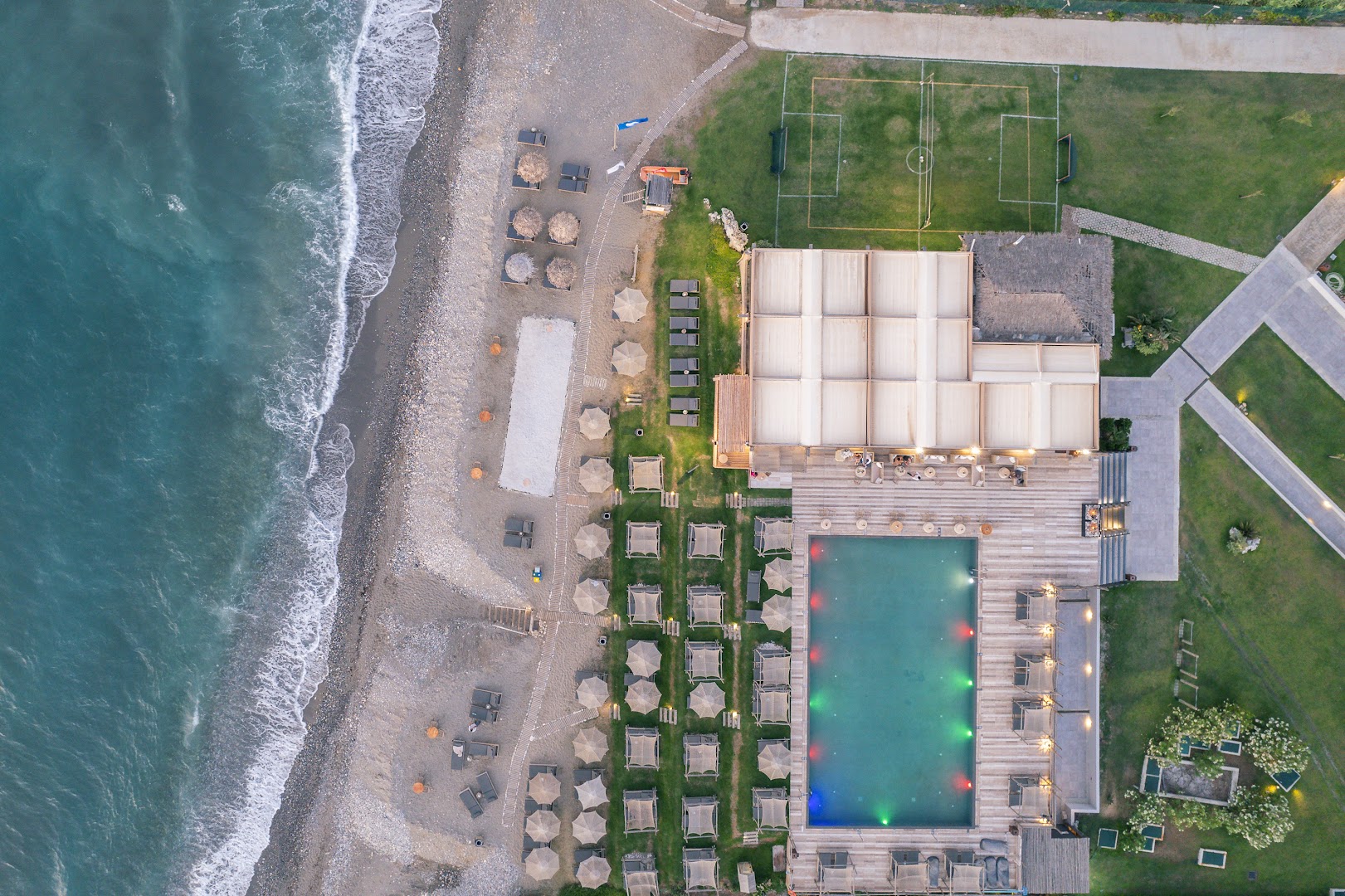 La Mer Resort & Spa skats no putna lidojuma uz baseinu, pludmali un sporta laukumu piekrastē Krētā