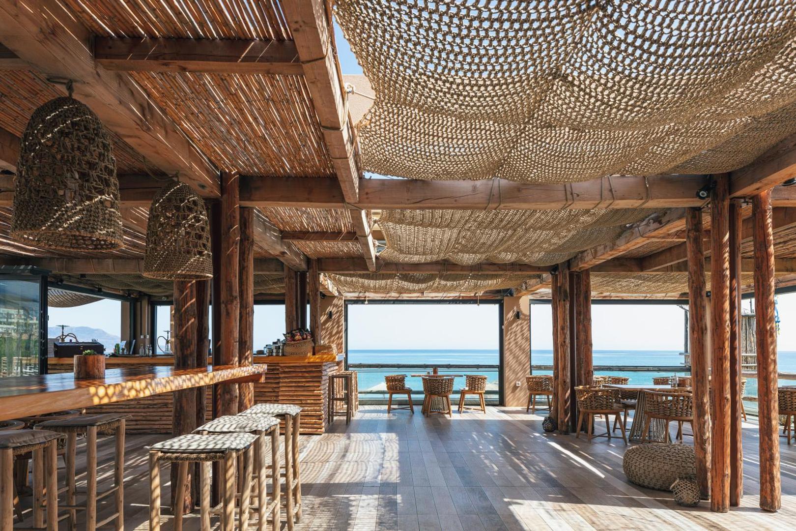 La Mer Resort & Spa pludmales bārs ar koka konstrukcijām un skatu uz Vidusjūru Krētas piekrastē