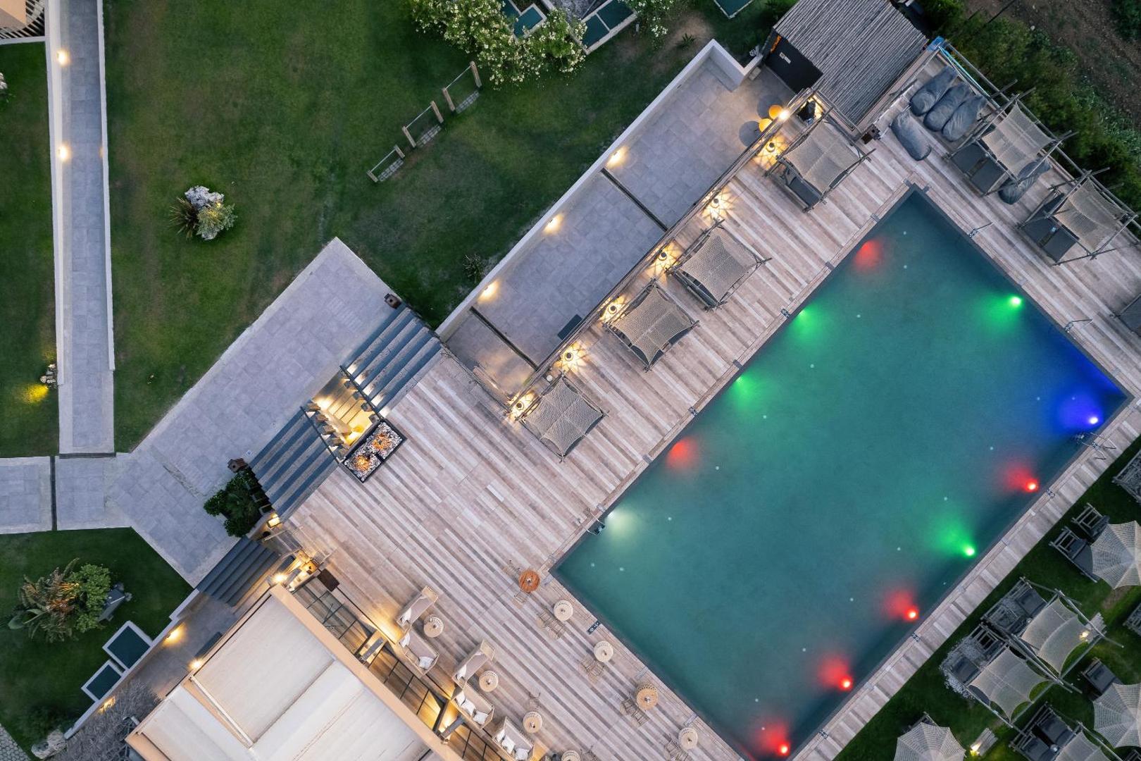 Aerofoto skats uz La Mer Resort & Spa izgaismoto baseinu un labiekārtoto teritoriju naktī Georgiupoli, Krētā.