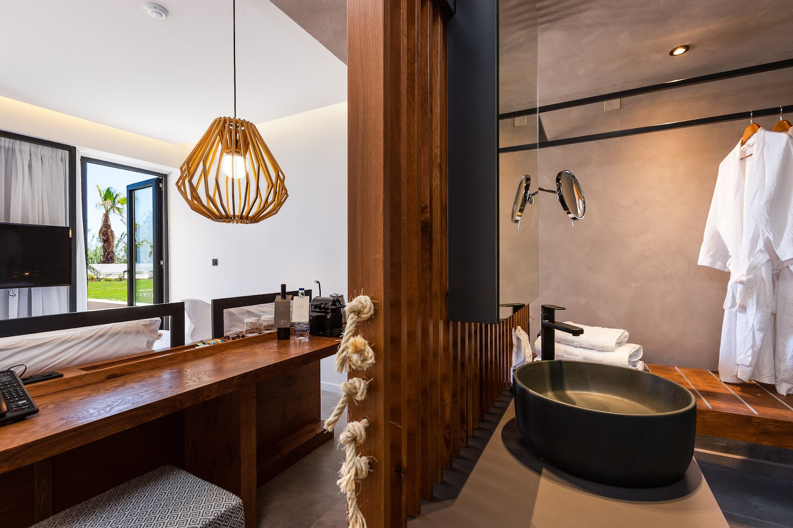 La Mer Resort & Spa moderns numurs ar dizaina izlietni, koka elementiem un skatu uz dārzu