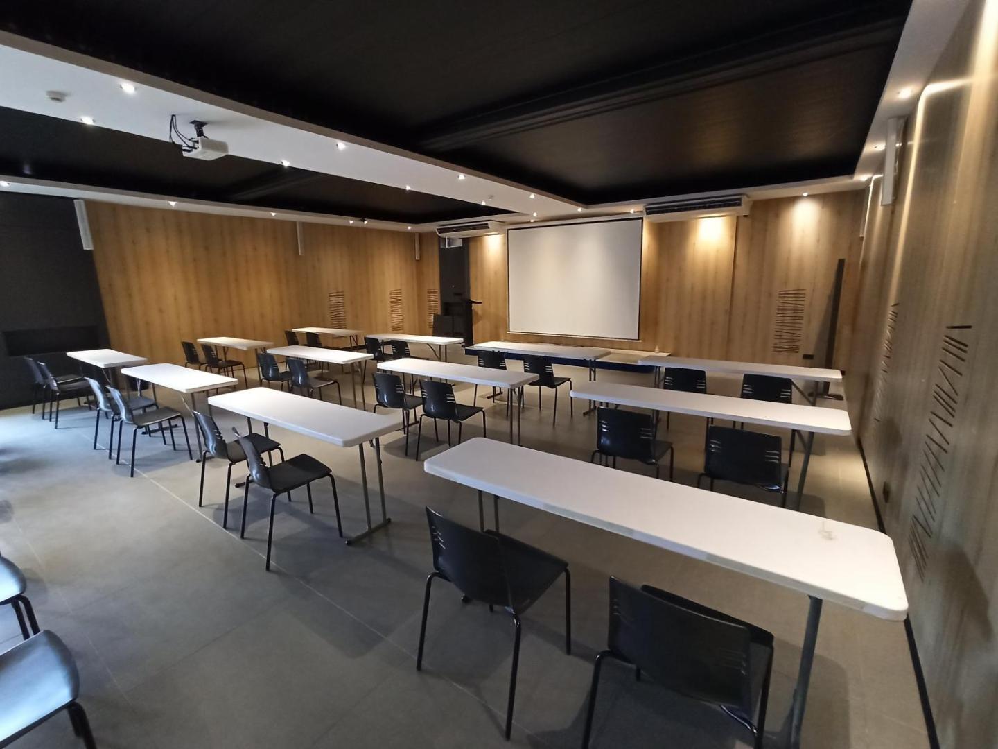 La Mer Resort & Spa konferenču zāle ar projektoru, ekrānu un galdiem semināriem vai biznesa pasākumiem