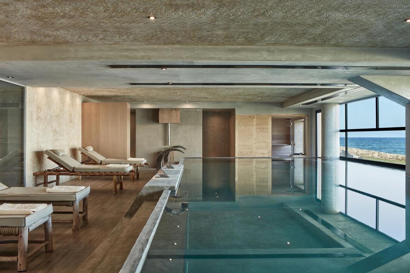 La Mer Resort & Spa iekštelpu baseins ar skatu uz jūru, atpūtas krēsliem un modernu spa zonu