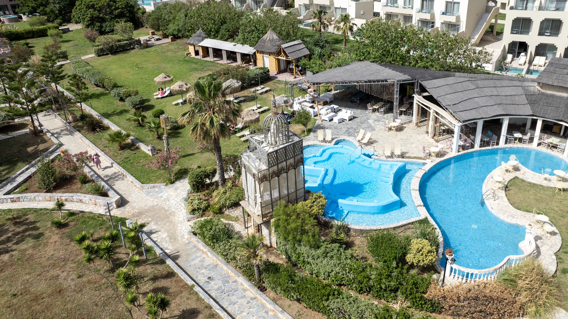Orpheas Resort Hotel teritorijas skats no augšas ar baseiniem, dārzu un atpūtas zonām Georgiupoles reģionā, Krētā
