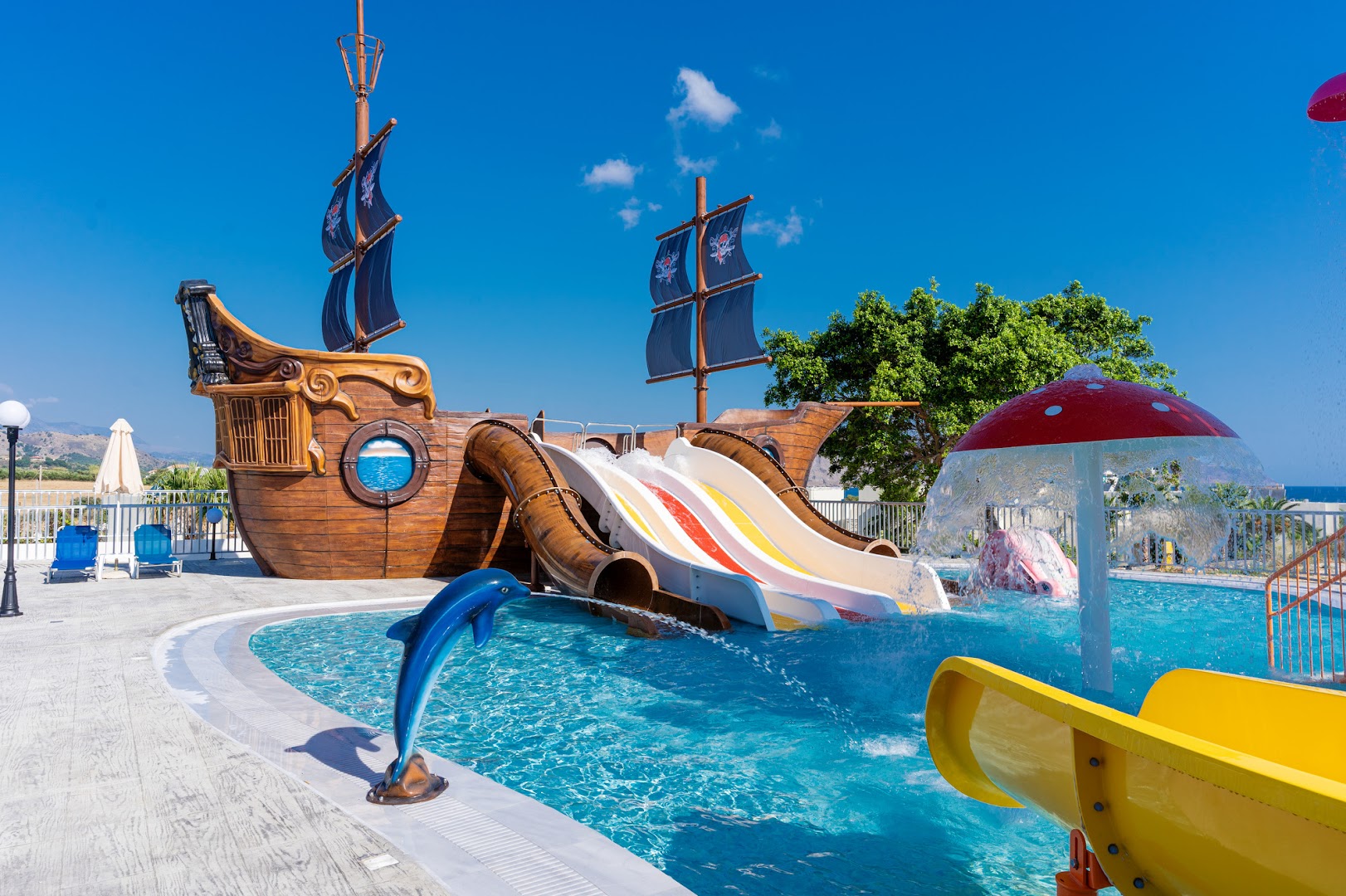 Georgioupolis Resort bērnu baseins ar pirātu kuģi un slidkalniņiem — ūdens atrakciju parks ģimenēm ar bērniem Krētā