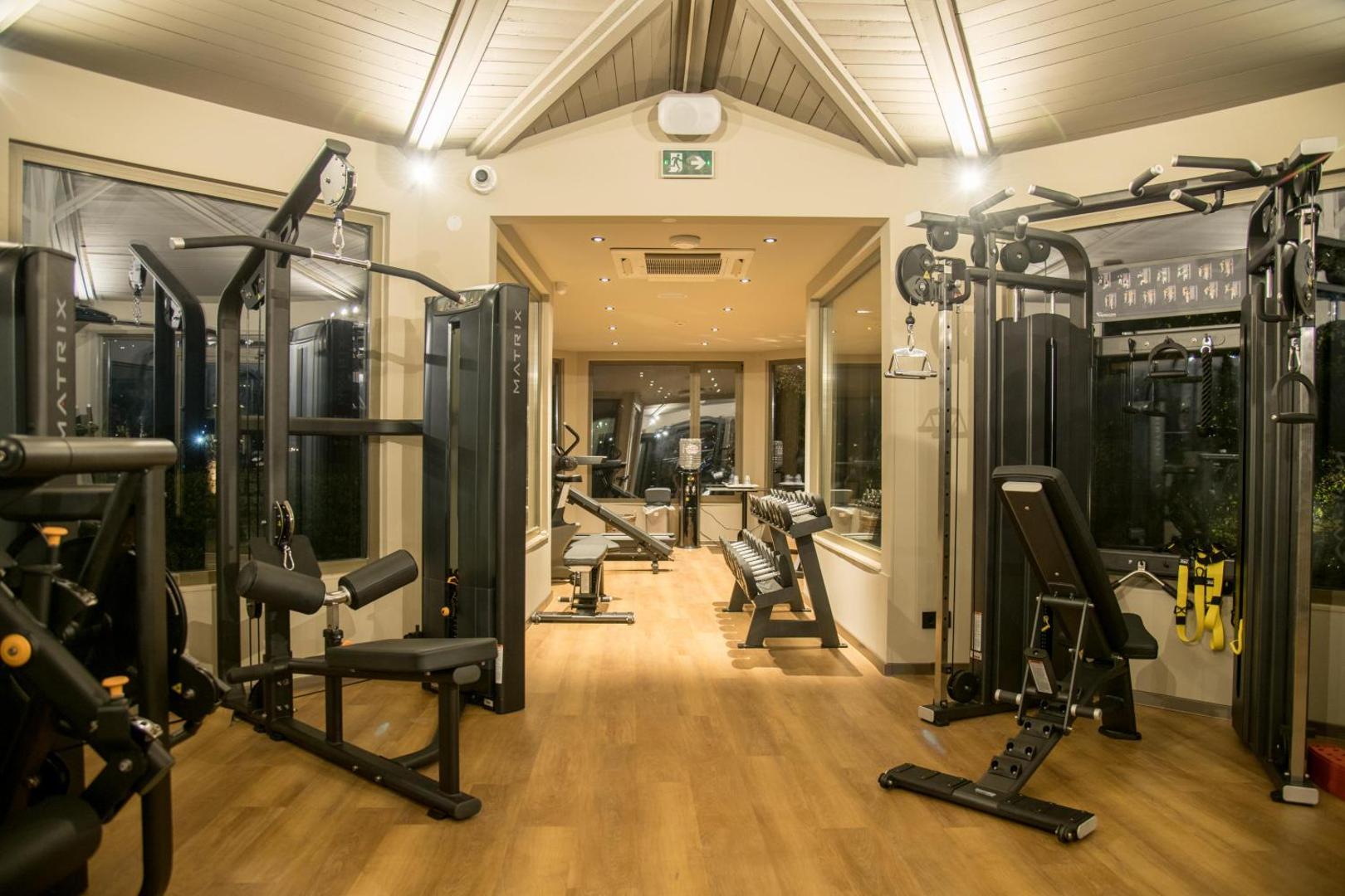 King Minos Retreat moderns fitness centrs ar Matrix trenažieriem, svariem un koka grīdu aktīvai atpūtai Krētā