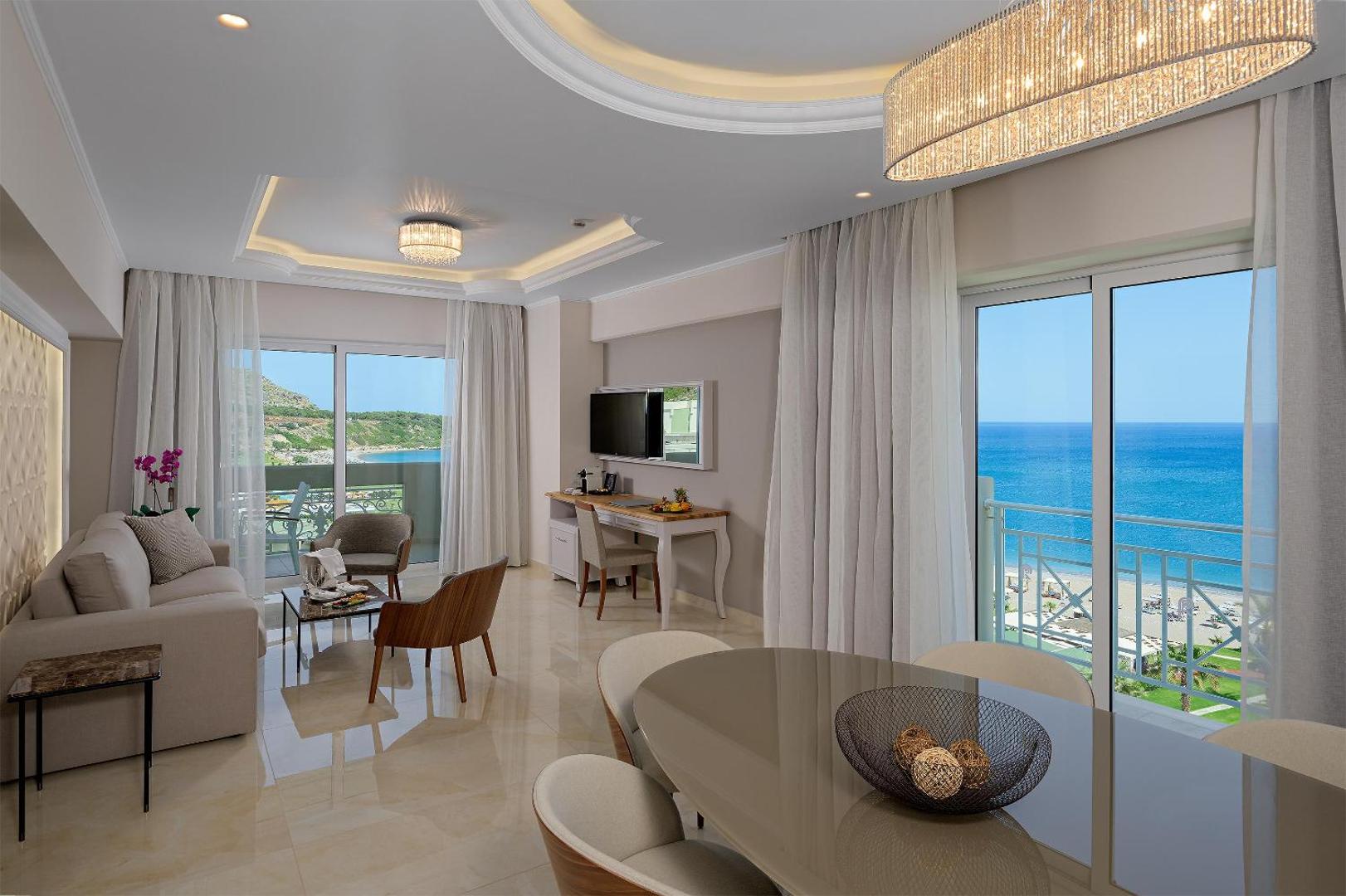 Rodos Palladium Leisure & Wellness plašs luksusa numurs ar atsevišķu dzīvojamo zonu, ēdamgaldu un panorāmas skatu uz piekrasti.