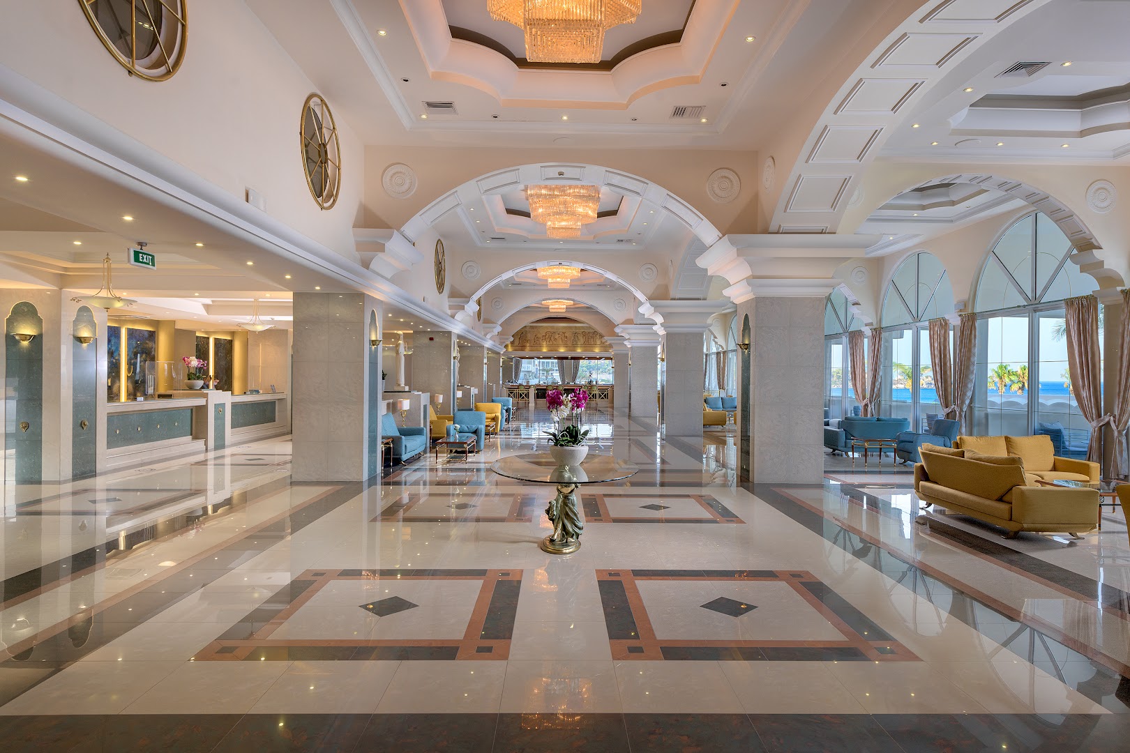 Rodos Palladium Leisure & Wellness plašais viesnīcas vestibils ar marmora grīdu un greznām lustrām Rodas salā