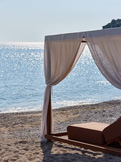 Privāta pludmales nojume ar mīkstu zvilni Sentido Port Royal Villas & Spa oļu pludmalē pie dzidra ūdens