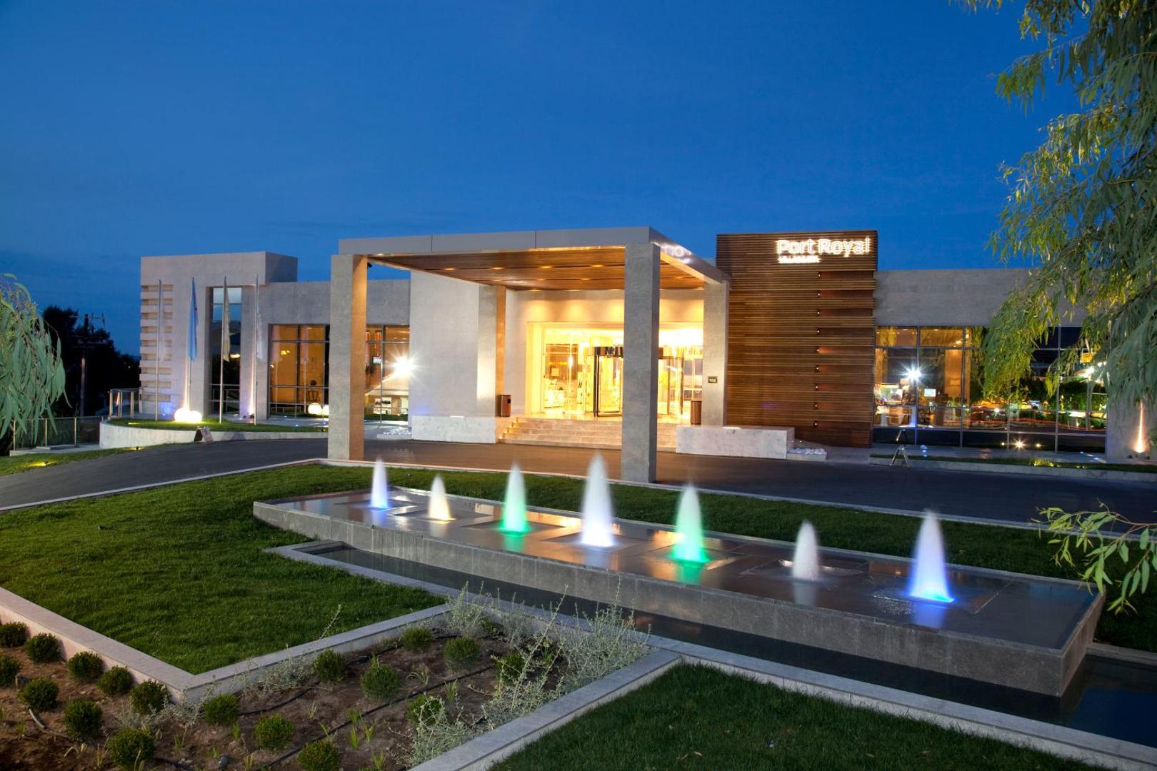 Sentido Port Royal Villas & Spa galvenā ieeja un recepcijas ēka vakarā ar izgaismotām strūklakām Rodā
