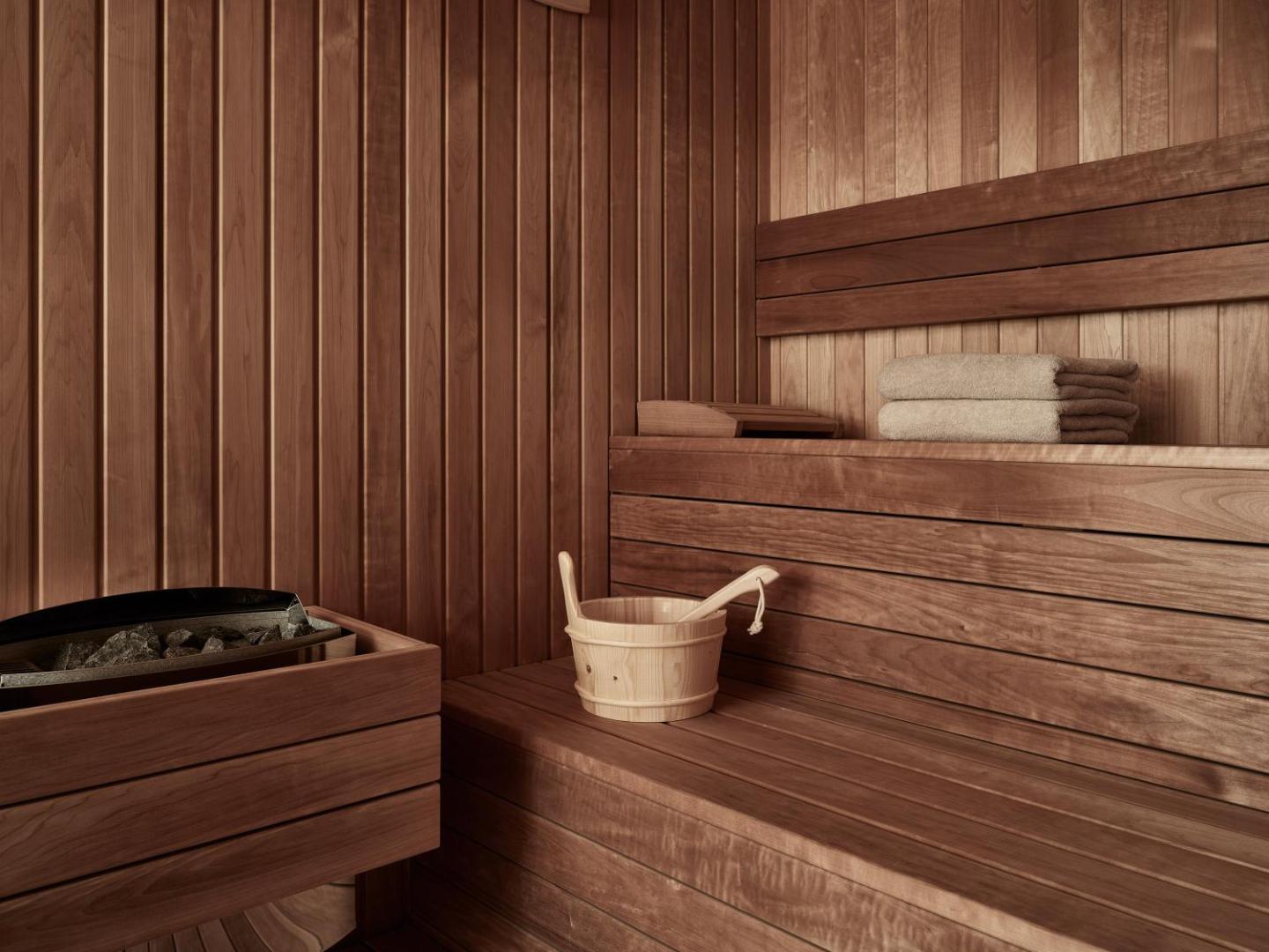Sentido Port Royal Villas & Spa spa centra koka sauna ar tradicionālo spaini un dvieļiem relaksācijai
