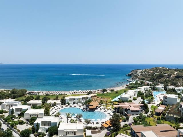 Sentido Port Royal Villas & Spa panorāmas skats uz Vidusjūru, pludmali un viesnīcas kompleksu Rodas salā