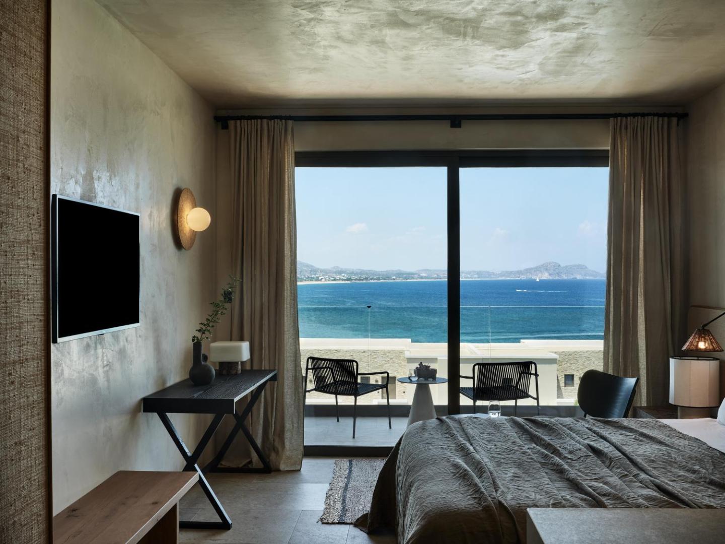 Sentido Port Royal Villas & Spa guļamistaba ar panorāmas skatu uz Vidusjūru, minimālisma stila mēbelēm un privātu balkonu Rodas salā