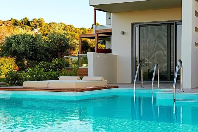 Sentido Port Royal Villas & Spa numurs ar tiešu piekļuvi baseinam un sauļošanās gultu uz koka terases