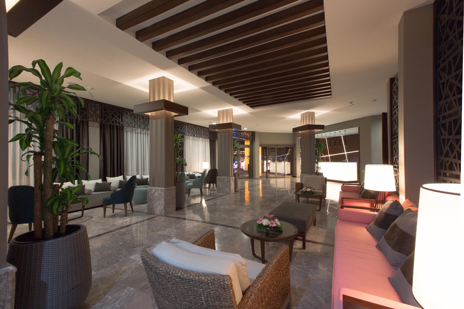 Paloma Marina Suites plašais un modernais lobby vestibils ar marmora grīdām, stilīgiem dīvāniem un dizaina apgaismojumu