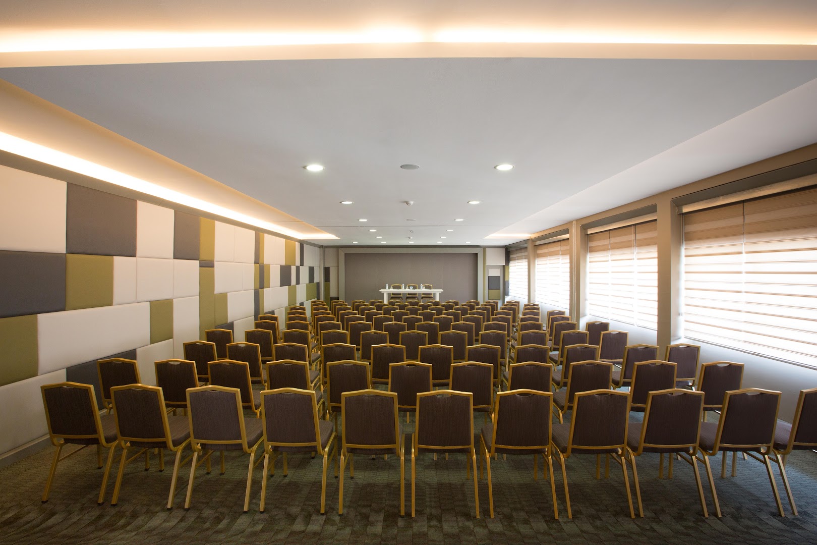Paloma Marina Suites konferenču zāle ar daudzām sēdvietām un modernu apgaismojumu — piemērota vieta biznesa pasākumiem un semināriem Kušadasi