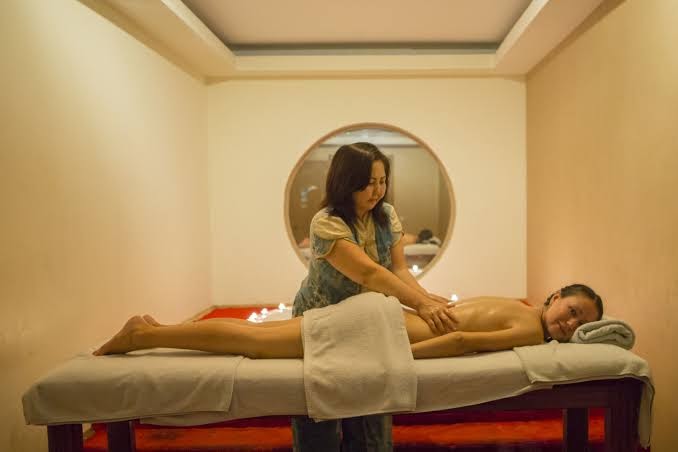 Masāžas procedūra Armonia Holiday Village & Spa spa centrā, kur profesionāls meistars veic relaksējošu muguras masāžu