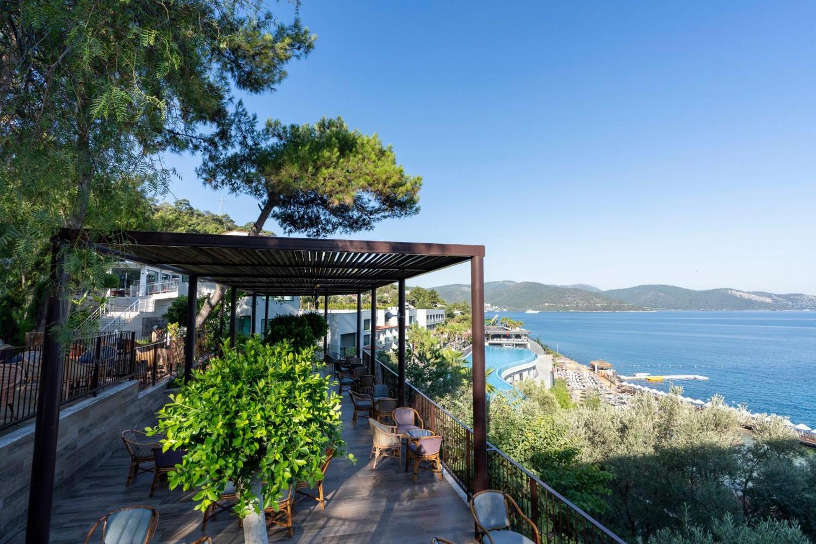 Panorāmas skats no Blue Dreams Resort & Spa terases uz kūrorta teritoriju, lielo baseinu un privāto pludmali Bodrumā