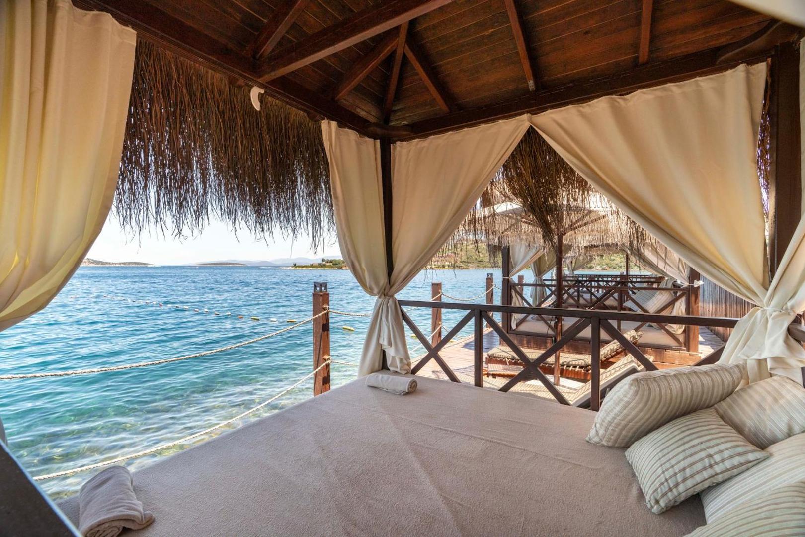 Blue Dreams Resort privāts bungalo ar mīkstu gultu un skatu uz jūru — ekskluzīva atpūtas zona tieši pie ūdens