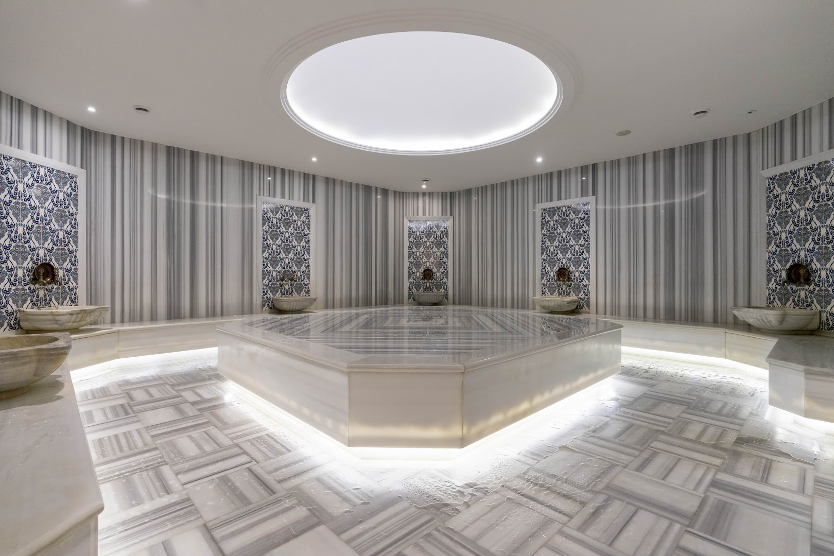Tradicionāls turku hamams Blue Dreams Resort & Spa viesnīcā ar marmora apdari, centrālo akmeni un dekoratīvām flīzēm pie sienām