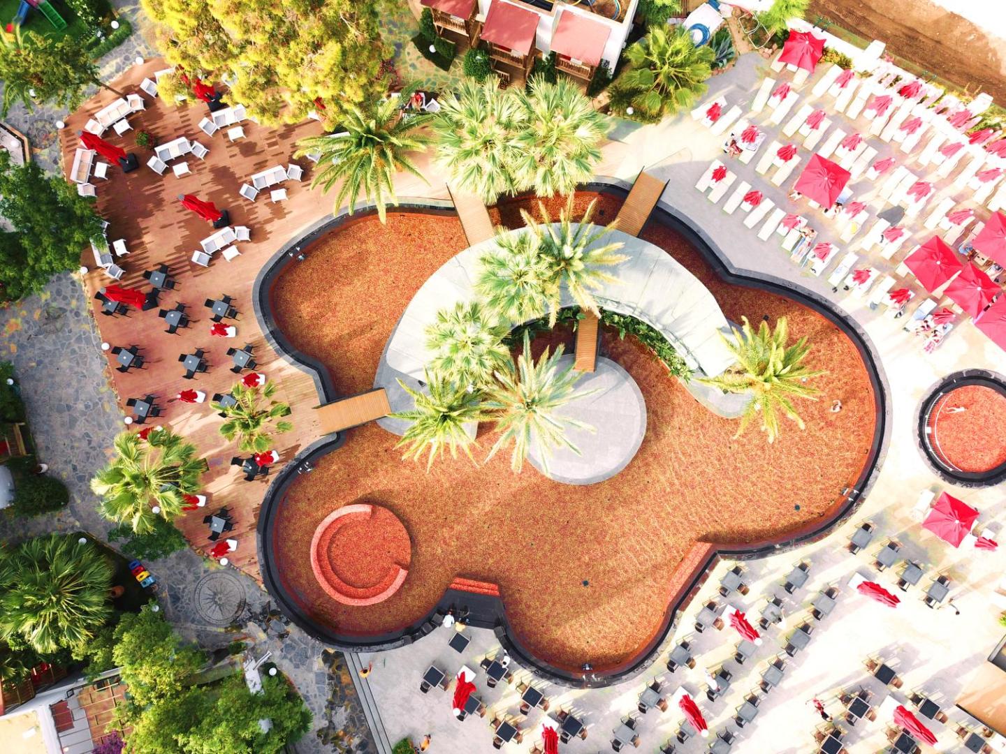Aerofoto skats uz Otium Senses Very Chic Bodrum baseina formu, terasēm un apkārtējo dārzu