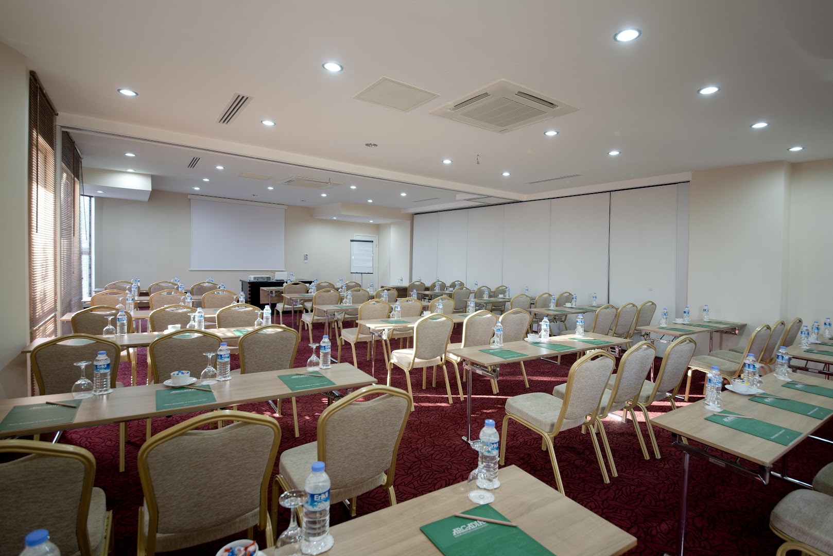 Limak Arcadia Sport Resort konferenču zāle ar galdiem, krēsliem un prezentācijas aprīkojumu biznesa pasākumiem Belekā