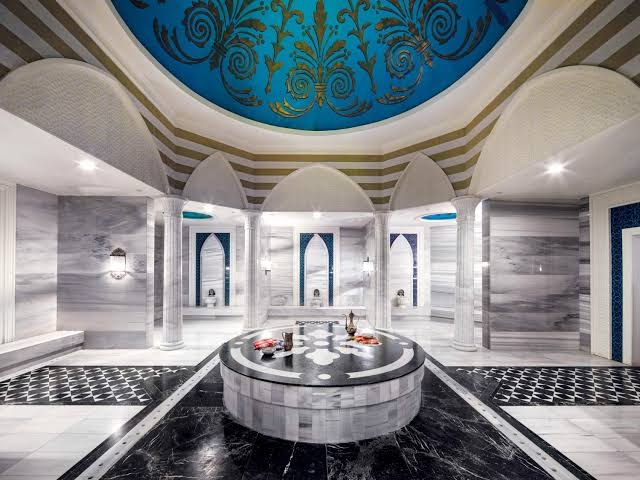 Rixos Premium Bodrum grezns turku hamams ar marmora apdari, kolonnām un dekoratīviem griestiem zilā krāsā