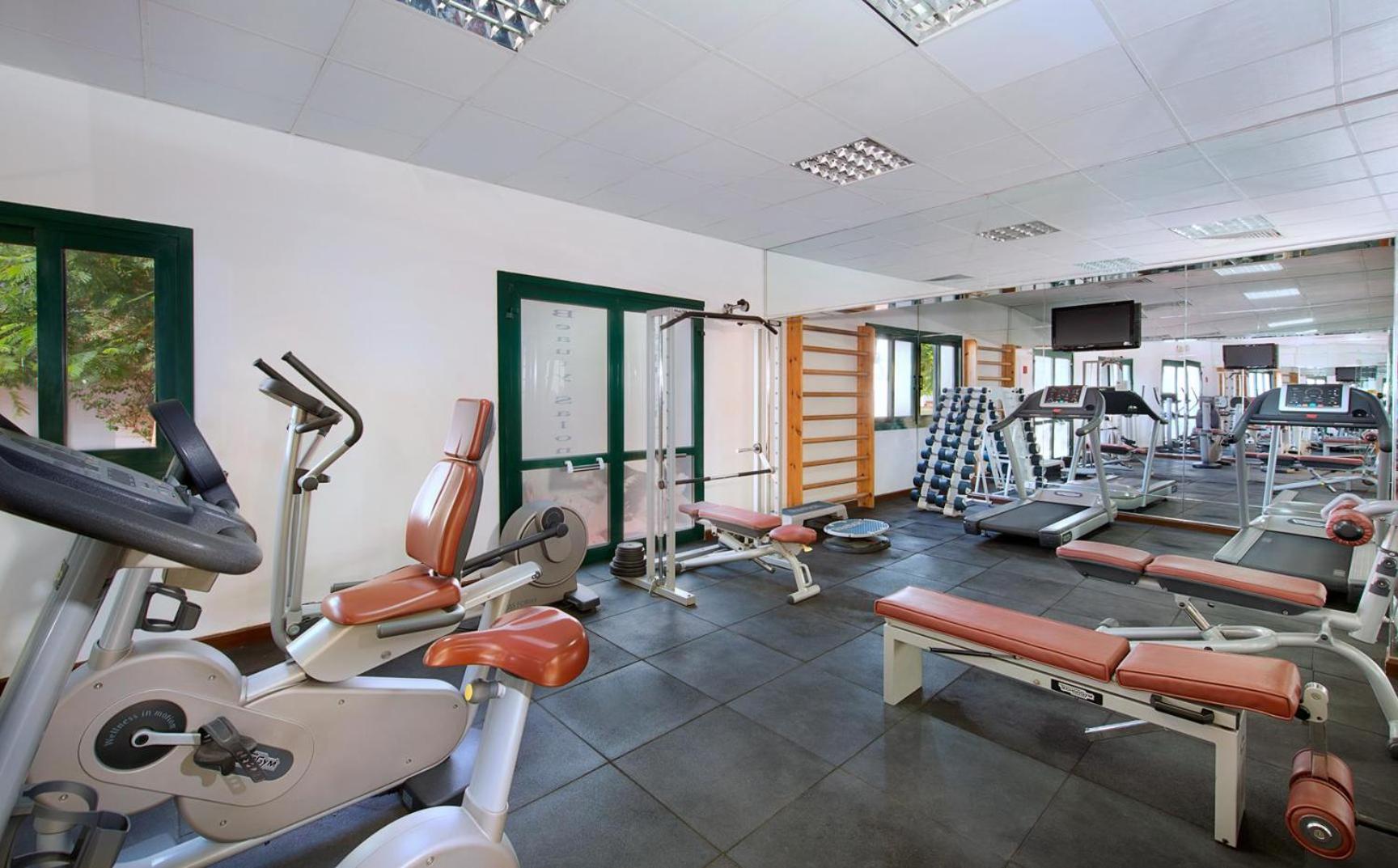 Jaz Sharm Dreams Resort fitness centrs ar trenažieriem, skrejceliņiem un brīvajiem svariem — plaša un gaiša telpa sporta aktivitātēm