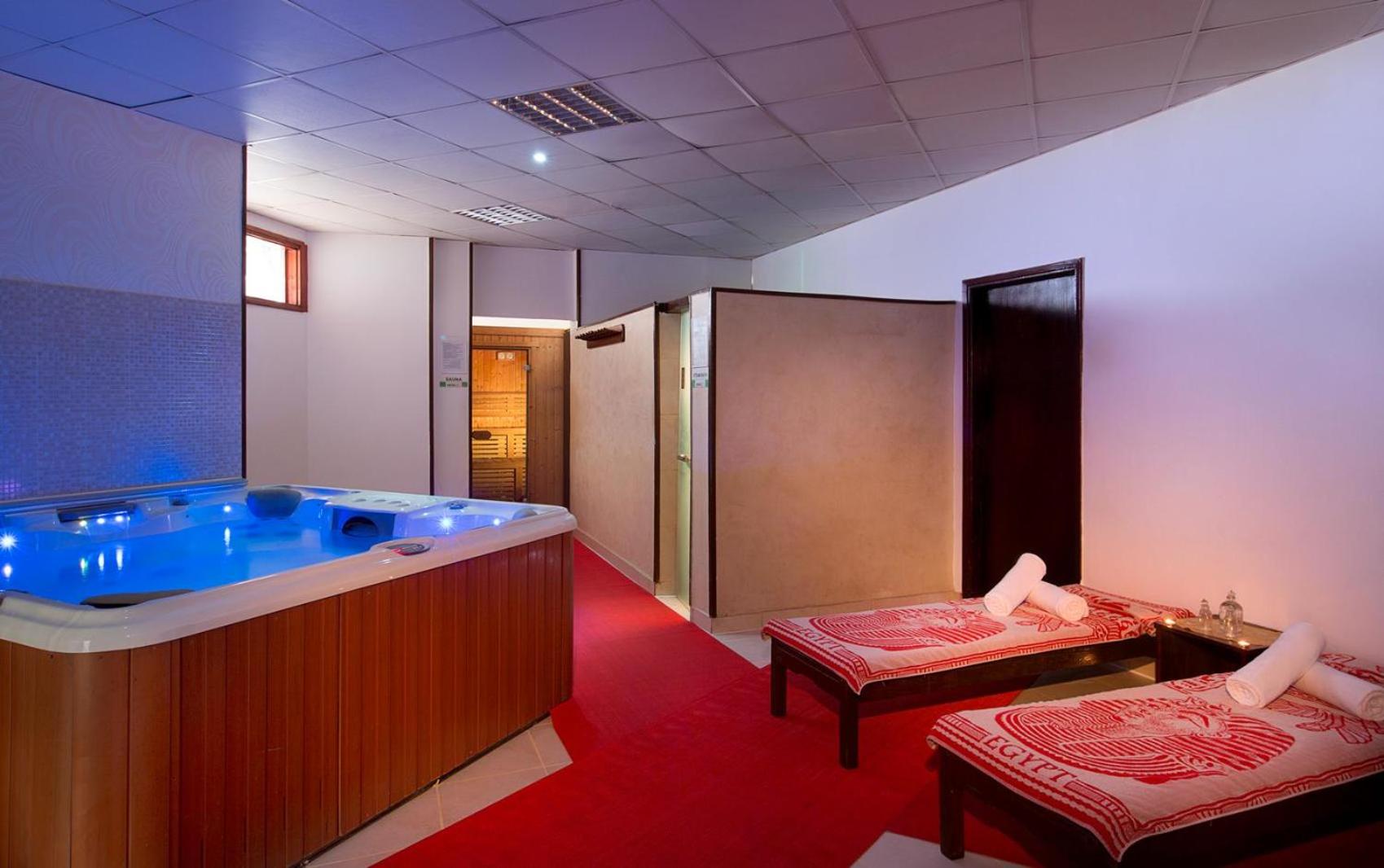 Jaz Sharm Dreams Resort spa zona ar džakuzi vannu, masāžas galdiem un saunas ieeju Šarm eš Šeihā, Ēģiptē.