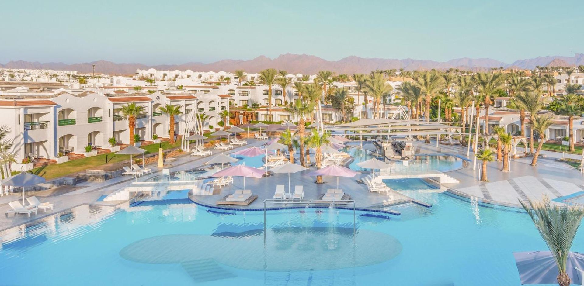 Jaz Sharm Dreams Resort baseins ar saulessargiem un kalnu ainavu fonā Šarm eš Šeihā, Sīnāja pussalā