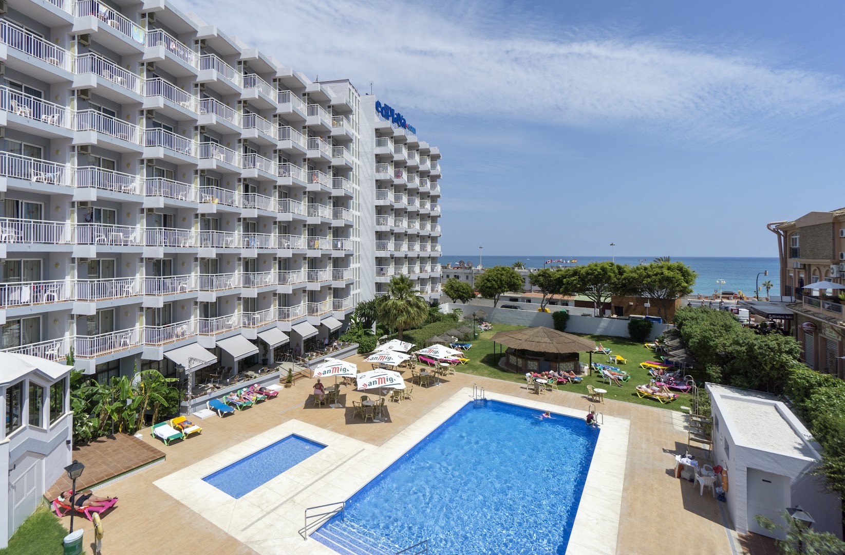 MedPlaya Hotel Alba Beach galvenā ēka ar balkoniem un baseina zonu dienas laikā — skats uz Vidusjūras piekrasti Benalmadenā