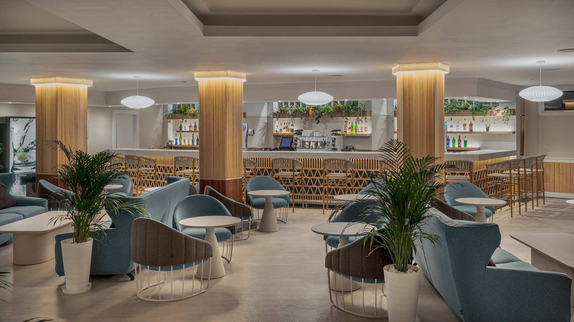 MedPlaya Hotel Alba Beach lobby atpūtas zona ar mīkstiem krēsliem, galdiņiem un bāru fonā — gaišs un moderns interjers