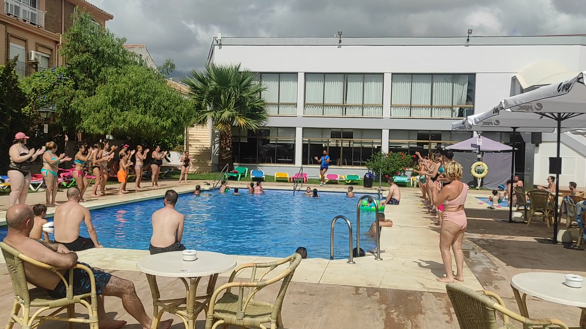 Viesnīcas MedPlaya Hotel Alba Beach āra baseins ar animācijas nodarbību — viesi piedalās ūdens aerobikā saulainā dienā