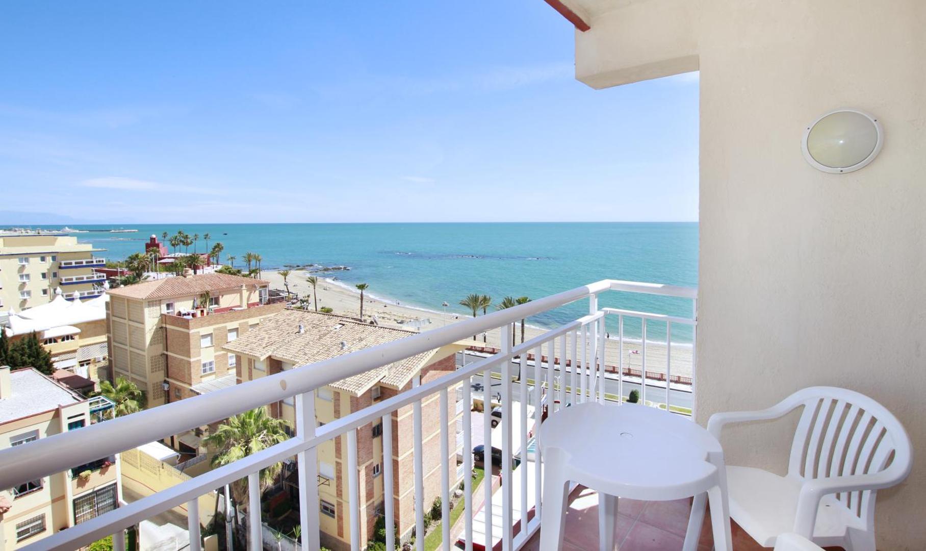 Skats no MedPlaya Hotel Alba Beach balkona uz smilšu pludmali un Vidusjūru Benalmadenas piekrastē, Spānijā