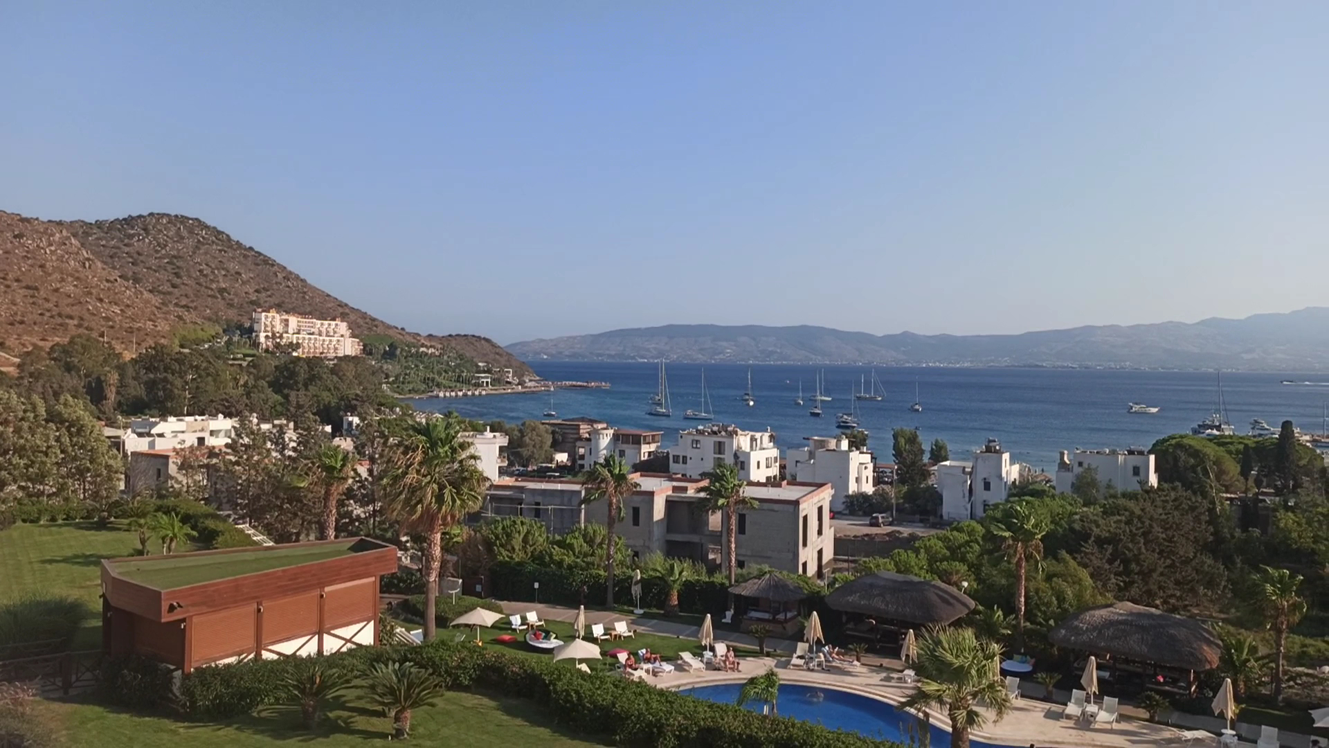Sentido Bellazure viesnīcas kopskats uz līci un kalniem Bodrumas reģionā — dārzs ar atpūtas zonu un jahtas jūrā
